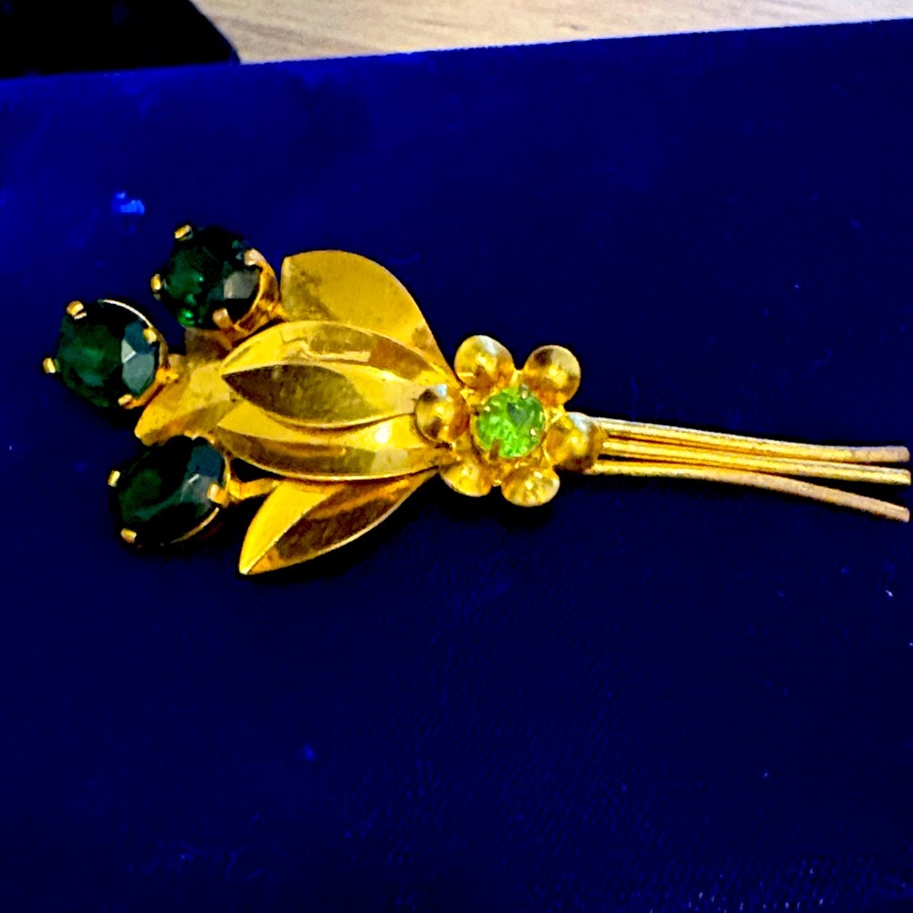 Vintage possible Turmaline and peridot brooch, brass tone